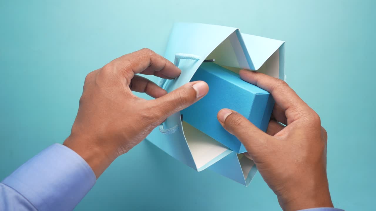 desenvase de una bolsa de regalos azul