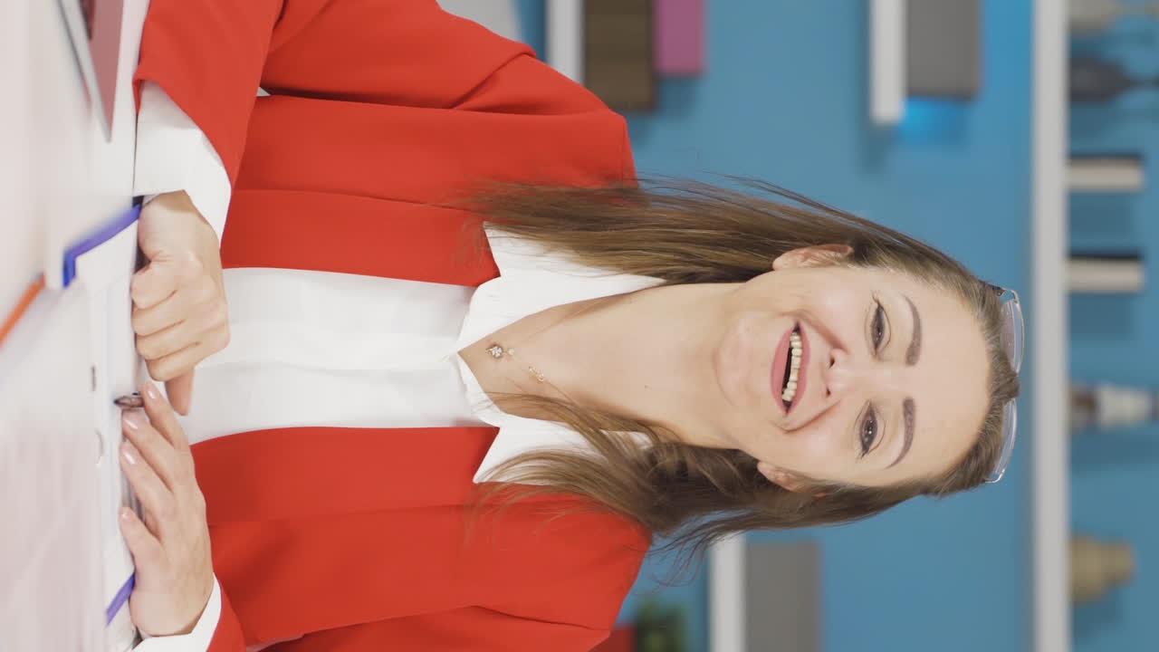 вертикальное видео домашней офисной работницы женщина действует умно и умно.