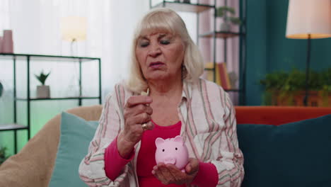 pobre anciana anciana contando dinero de la alcancía sosteniendo el último dólar en efectivo, deuda de pobreza