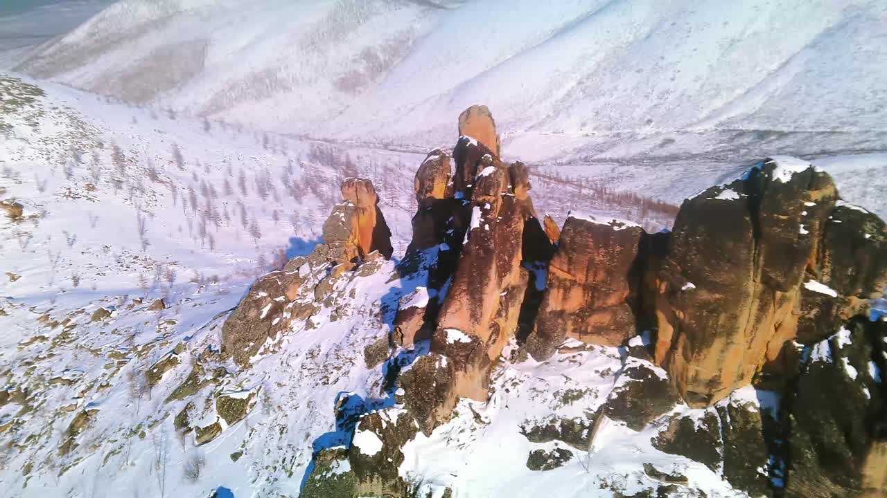 은 날씨에 겨울 산맥의 조류의 시야 4k