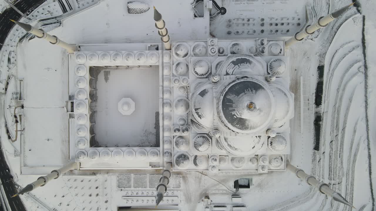 눈 속 에 있는 카밀리카 모스크