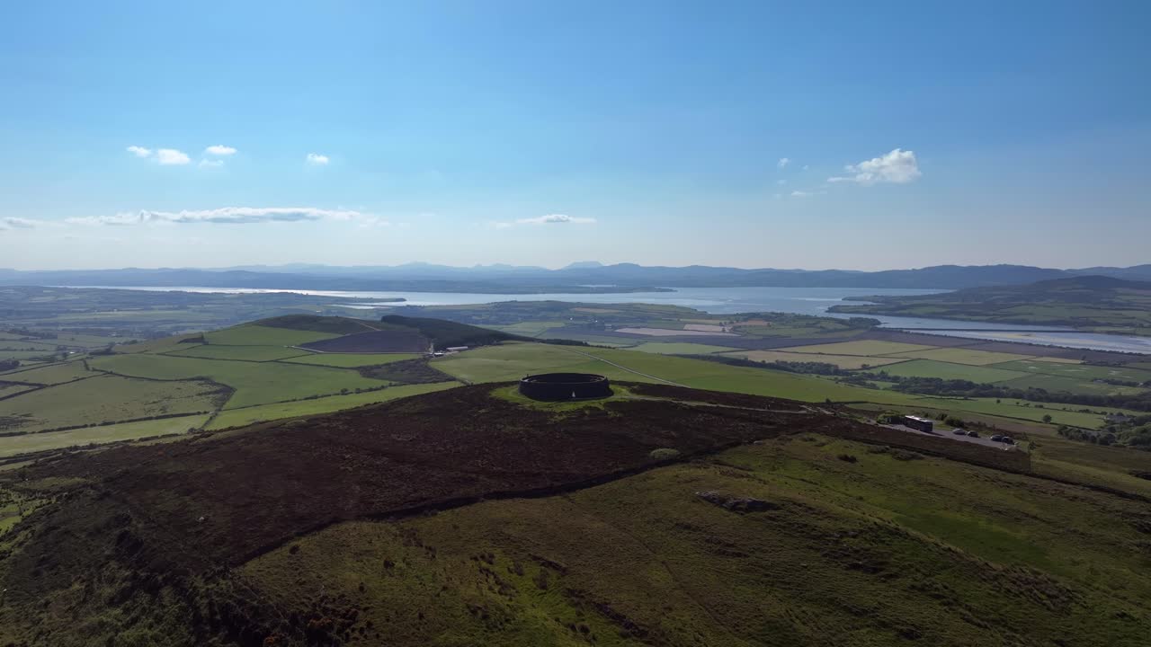 Grianan of Aileach, County Donegal, Irland, juni 2023. Drone, vidvinkel, sirkelbevegelse mot klokken rundt det spektakulære landskapet som omgir den historiske gæliske bygdeborgen, med Lough Swilly i det fjerne