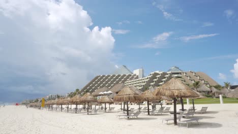 hotel de lujo en el caribe con tumbonas y sombrillas