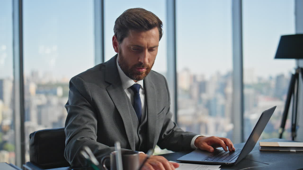 gerente analizando datos de ventas comprobando el informe de papel. hombre guapo escribiendo en la computadora