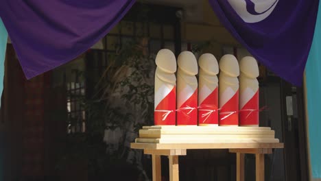 ídolos-De-La-Fertilidad-Para-El-&quot;festival-Del-Pene&quot;-De-Honensai-En-El-Templo-Komatsu-ji,-Aichi,-Japón