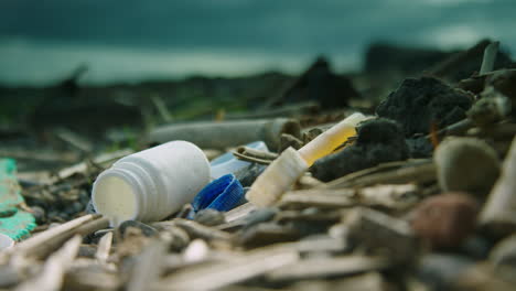 Nahaufnahme-Flache-Fokusaufnahme-Von-Angespültem-Plastik-Am-Strand