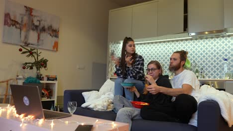 amigos viendo una película en casa