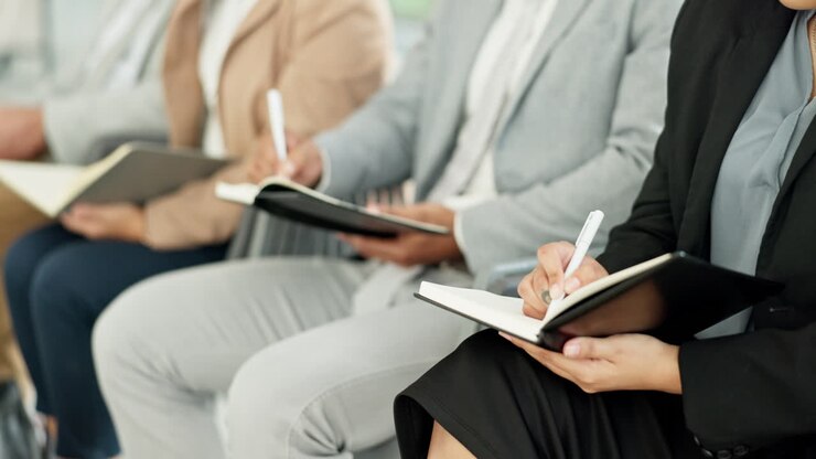 Seminario, mani o persone d'affari che prendono appunti