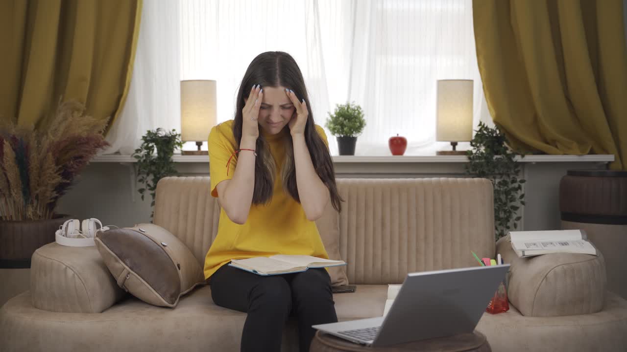 편두통을  ⁇ 고 있는 여성 학생.