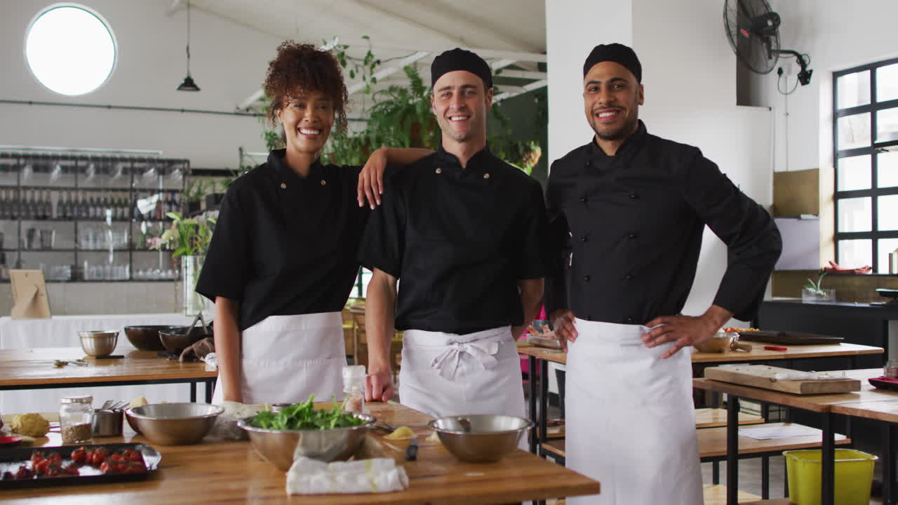 grupo diverso de cocineros mirando a la cámara y sonriendo