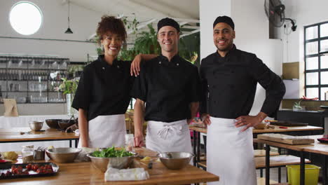 grupo diverso de cocineros mirando a la cámara y sonriendo