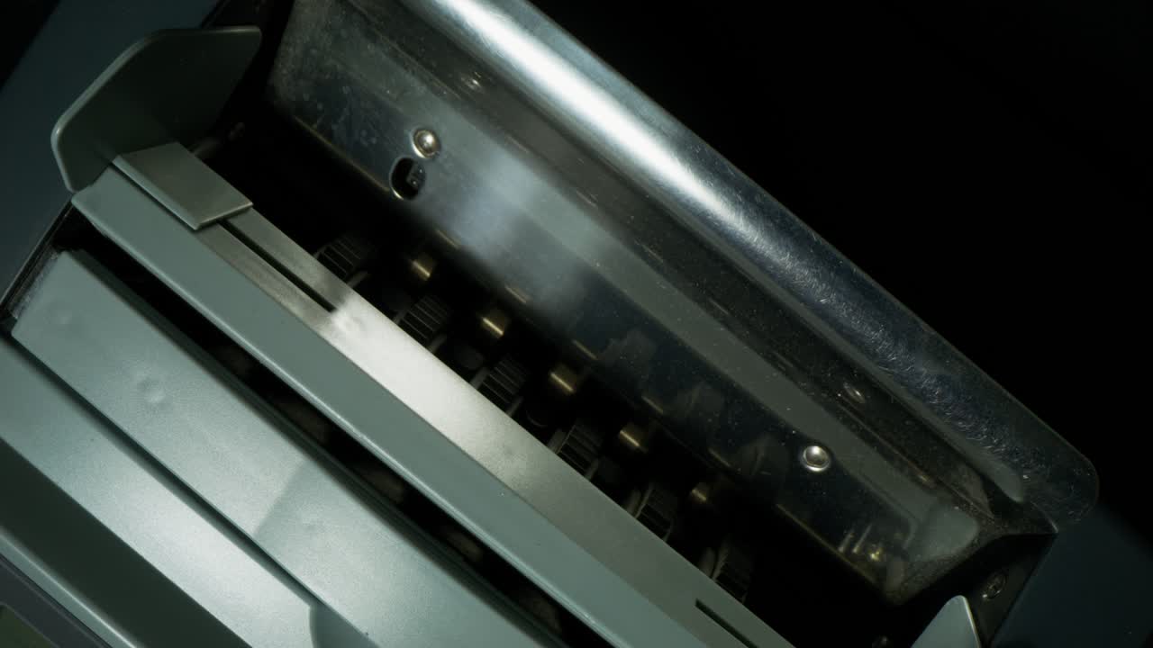 100 유로 지폐가 현금 자동판매기에서 배포되고 있다.