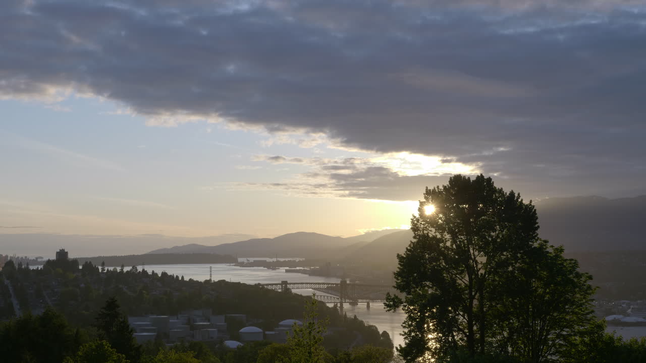 espectacular escena del atardecer en la costa canadiense. estático