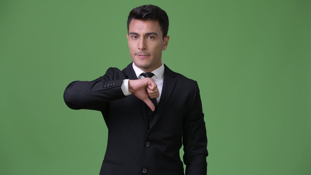 초록색 배경에 젊은 잘생긴 히스패닉 사업가