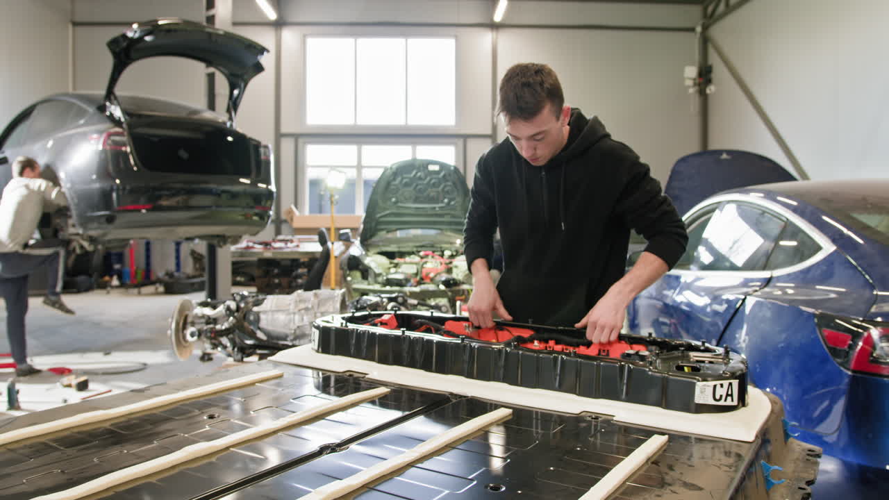 reparación de baterías de vehículos eléctricos en un taller
