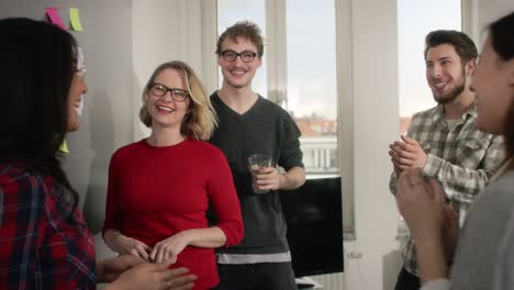 jóvenes empresarios de mente abierta aplaudiendo porque están muy felices por los buenos resultados estadísticos