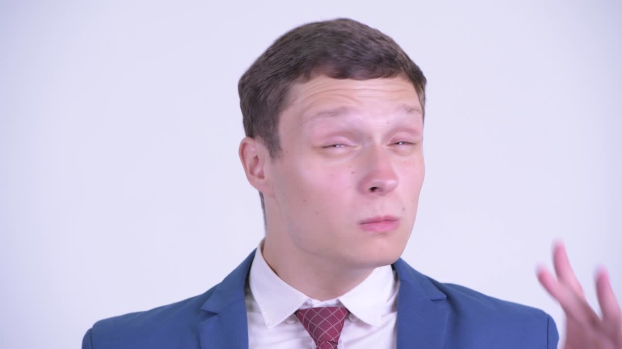 슈트 입은 잘생긴 젊은 사업가