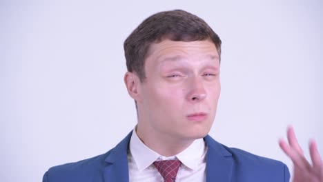 joven y guapo hombre de negocios en traje