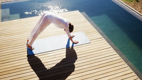 Frau-Macht-Yoga-In-Der-Nähe-Des-Pools-4k