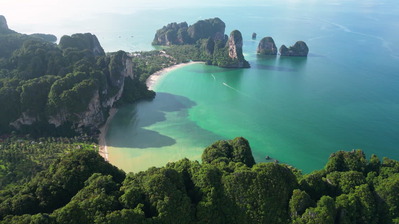 Spiaggia di Railay in Thailandia, vista aerea della costa.