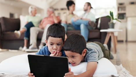 hogar, tableta y relajarse familia niños ver