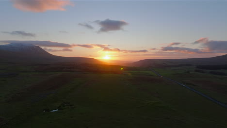 Toma-De-Drones-Del-Paisaje-De-Los-Valles-De-Yorkshire-Y-La-Puesta-De-Sol-De-Ingleborough