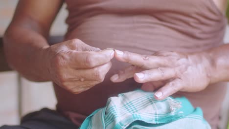 hombre limpiando sus uñas con cuchilla vista frontal