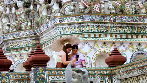 una pareja posando en el wat arun, bangkok, tailandia