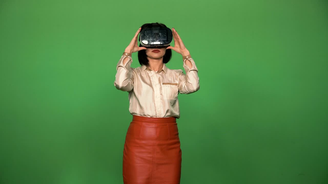 Ung forretningskvinde bruger VR-briller