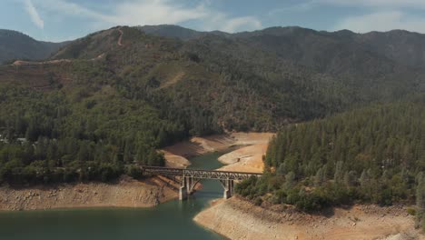 Vista-Aérea-Del-Lago-Shasta-En-El-Norte-De-California-Bajos-Niveles-De-Agua-Durante-La-Sequía