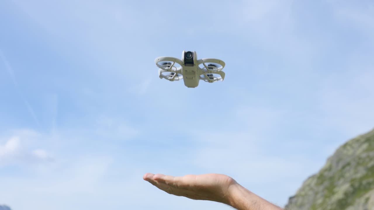 초 가운 드론이 손바닥에 착륙합니다.