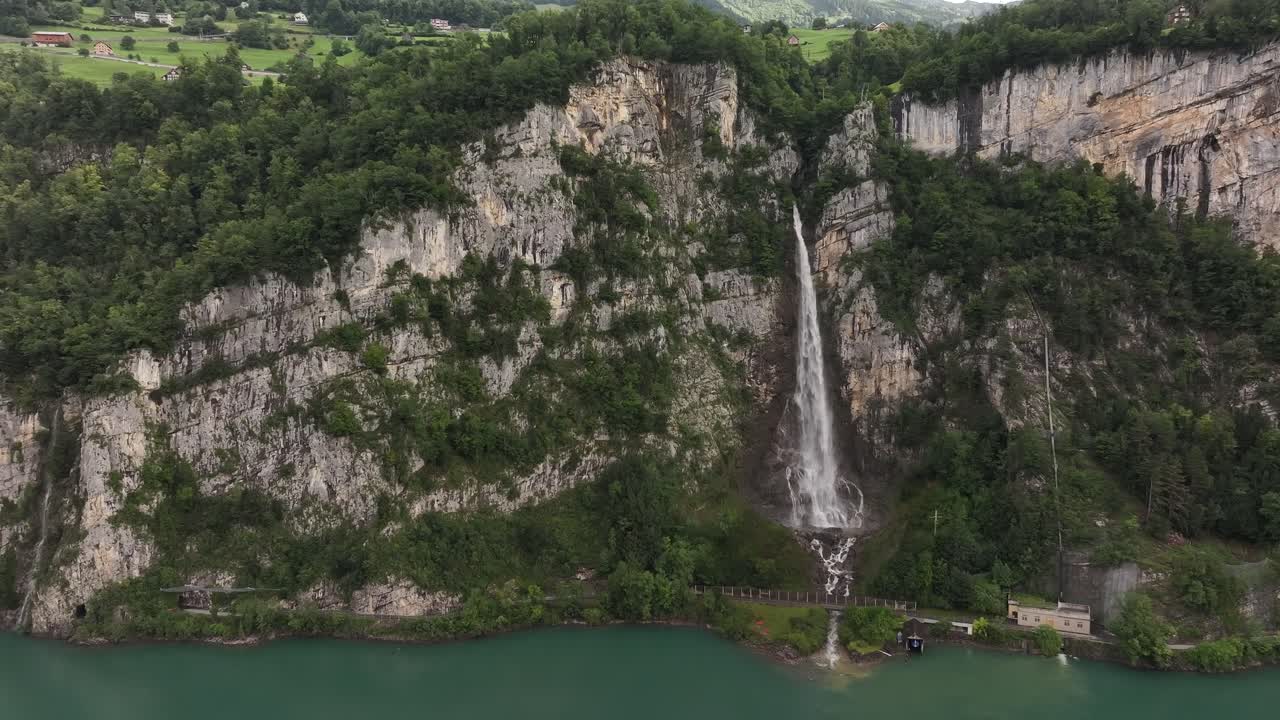 Suggestiva cascata nelle Alpi svizzere, la vegetazione lussureggiante evoca tranquillità
