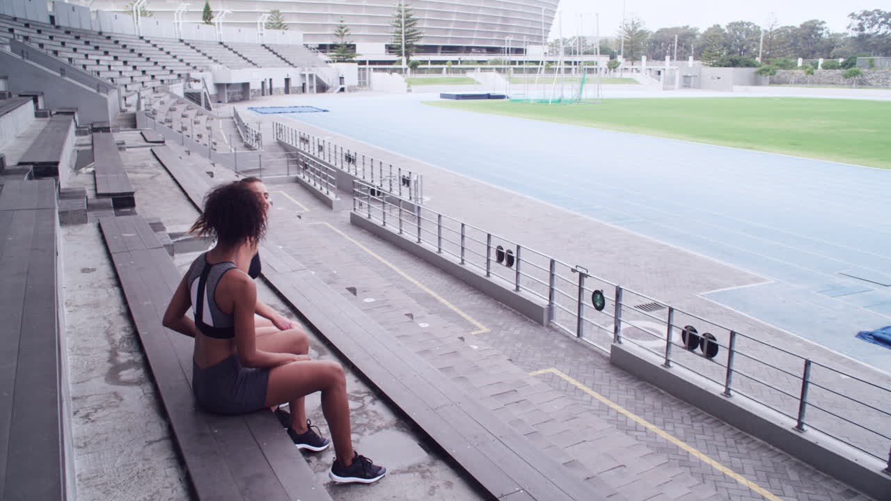 친구 들 이 경기장 에서 휴식 을 즐기고 있다