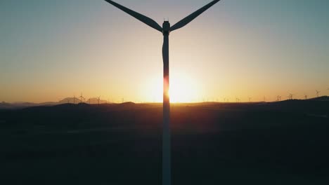 Pala-De-Turbina-Eólica-Y-Silueta-De-Torre-Girando-En