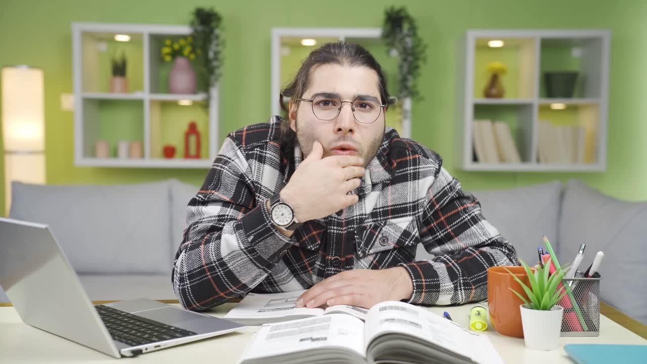 estudiante masculino mirando a la cámara con curiosidad y desconcierto.