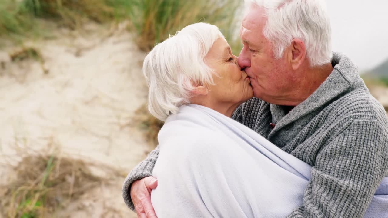시니어 남자가 시니어 여자를 키스하고