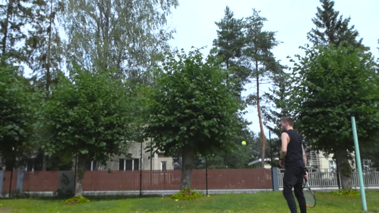 человек играет в теннис на открытом воздухе