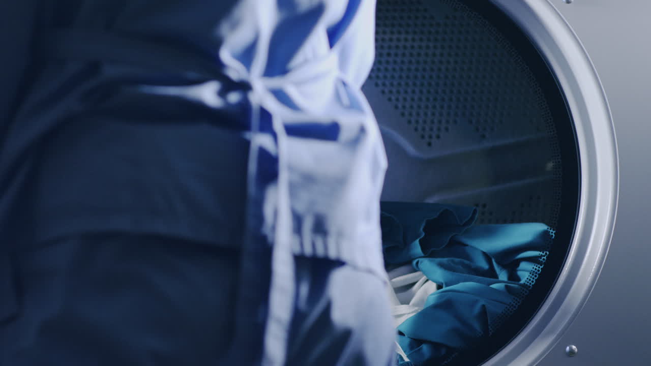 lavadora industrial. primer plano de la lavadora cargando la ropa