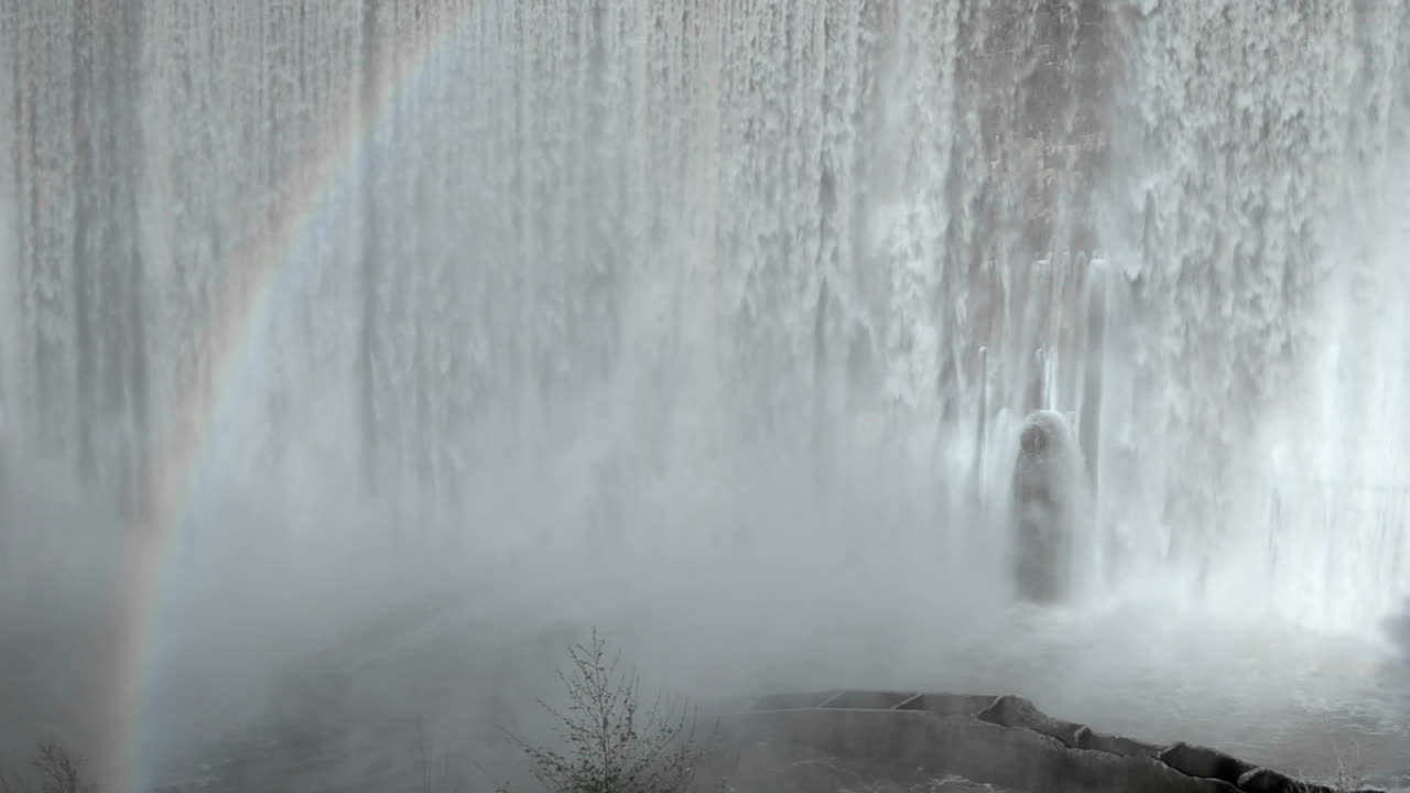오하이오 캘리포니아 근처의 봄 폭풍우 이후 구식 마틸리자 댐 위로 쏟아지는 마틸리자 크릭 아래 무지개