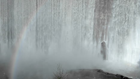 Regenbogen-Unter-Dem-Matilija-Creek,-Der-Nach-Einem-Frühlingssturm-In-Der-Nähe-Von-Ojai,-Kalifornien,-über-Den-Veralteten-Matilija-Staudamm-Verschüttet-Wurde