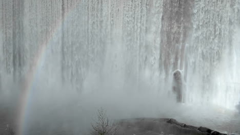arco iris debajo de matilija creek derramándose sobre la obsoleta represa matilija después de una tormenta de primavera cerca de ojai california