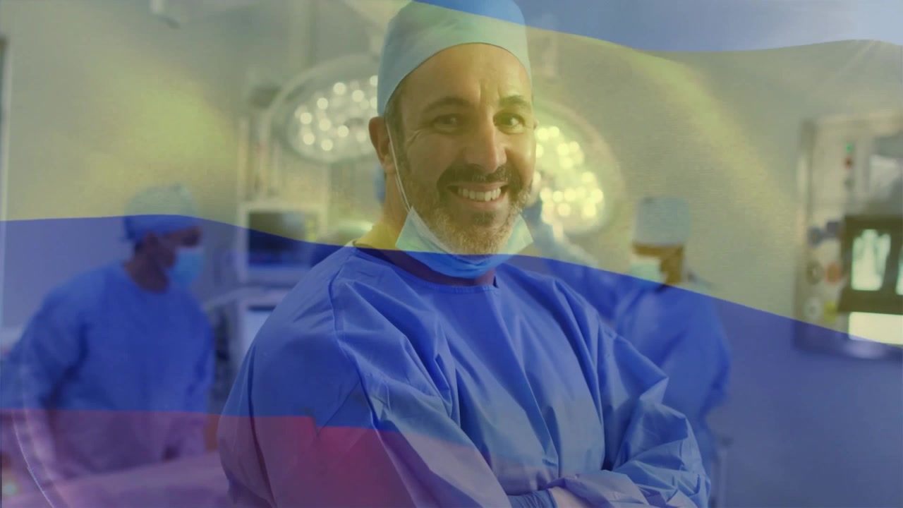 Dokter Bedah Tersenyum di Ruang Operasi dengan Hamparan Bendera Rusia