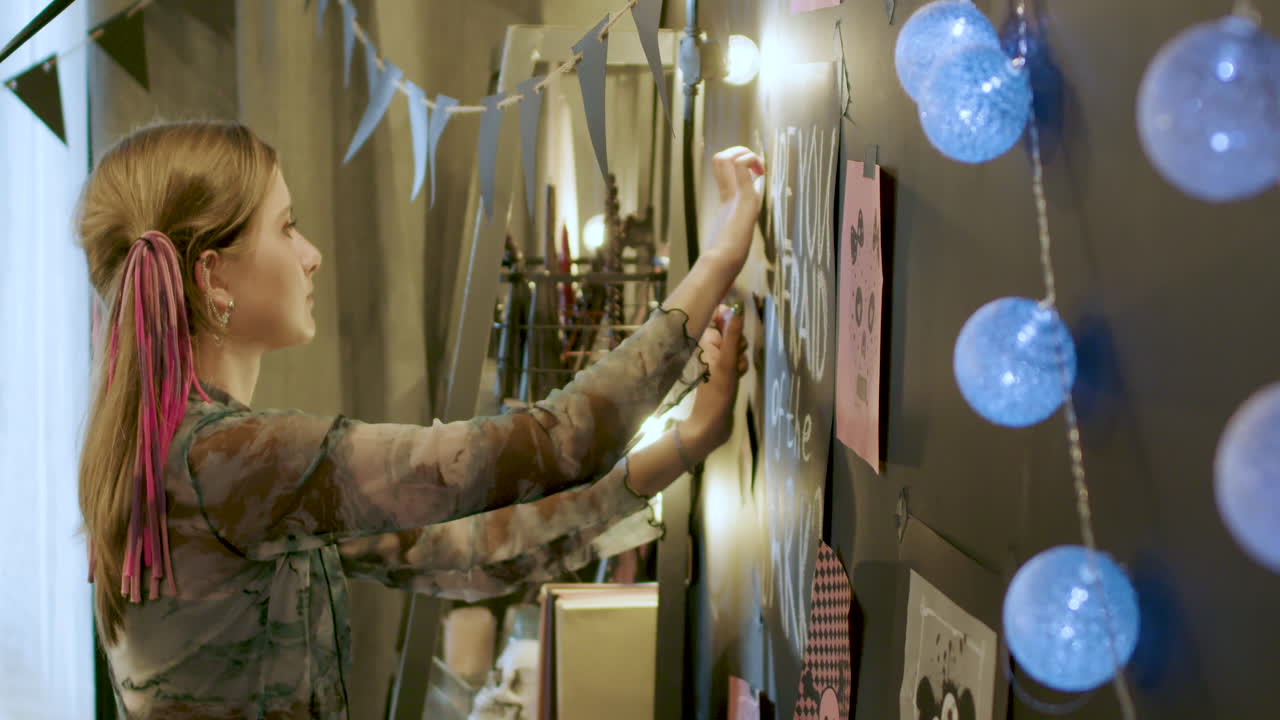 침실에 있는 소녀