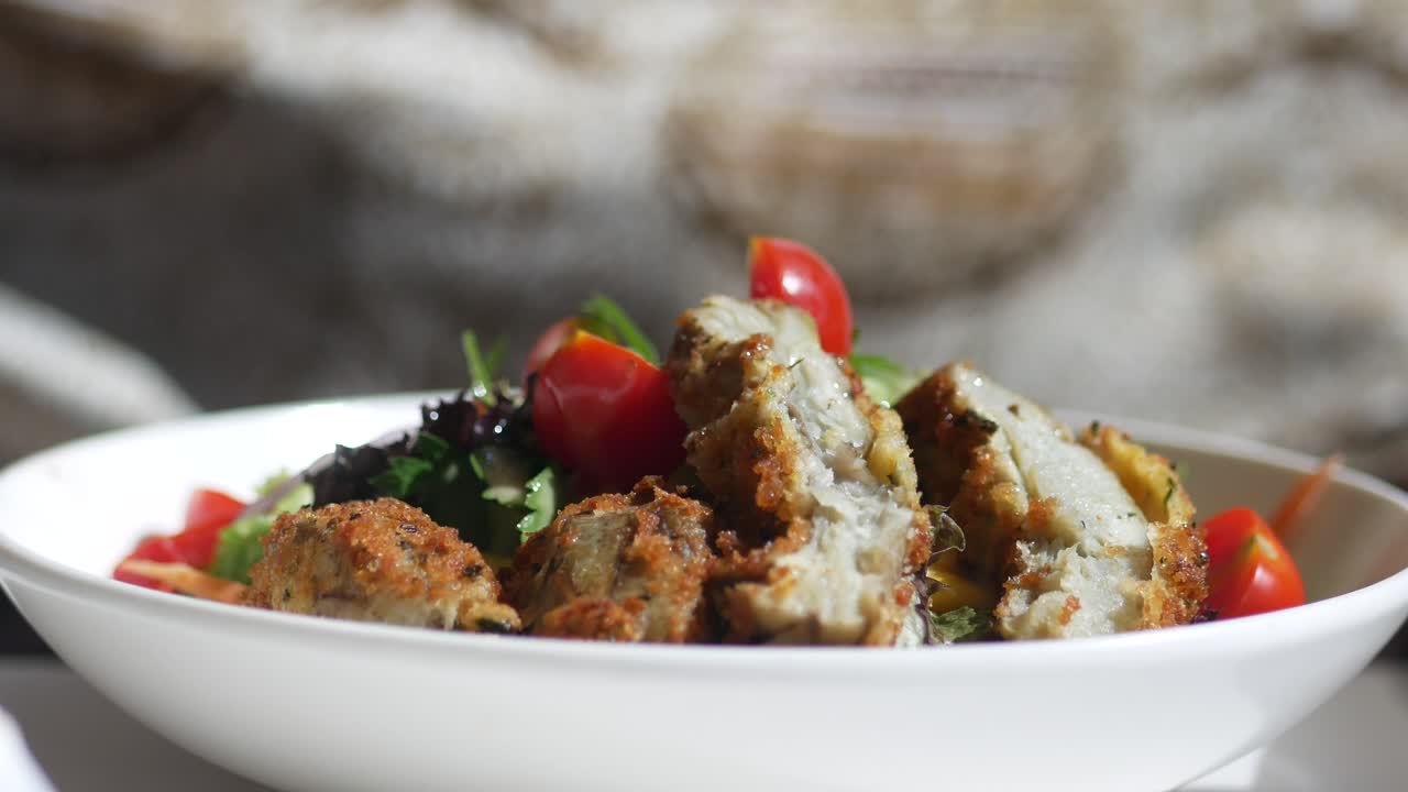 ensalada de pollo en pan con tomates