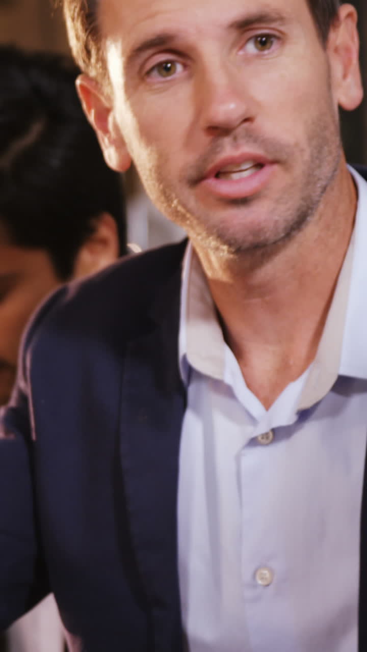 Un hombre de negocios estrechando la mano de un colega.