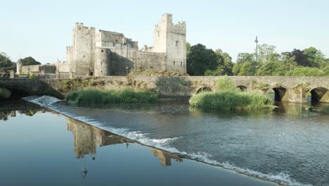 Una-Fortaleza-De-La-Isla-Fluvial-Del-Castillo-De-Cahir-En-El-Condado-De-Tipperary,-Irlanda