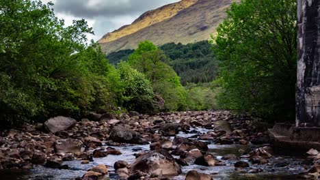 Timelapse-Cinematográfico-Del-Arroyo-Del-Río-Escocés-Highland