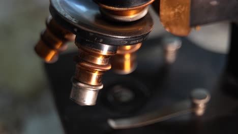 empuje macro en vista de las lentes de un microscopio antiguo