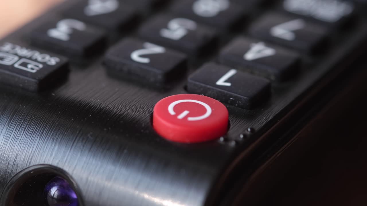 primer plano de un control remoto de televisión negra