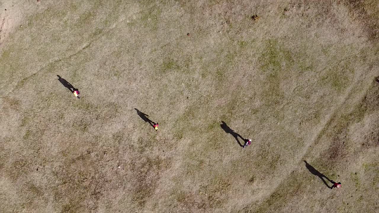 수색 및 구조 팀은 잃어버린 사람들을 찾기 위해 영토를 탐험하는 다른 방향으로 퍼져 있습니다.